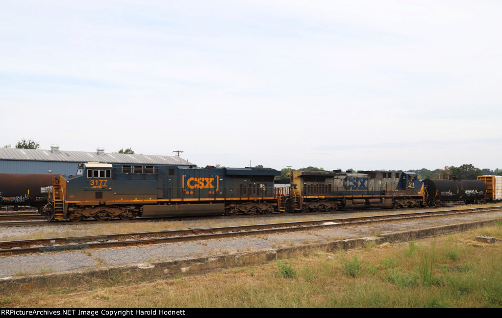 CSX 3177 leads train L619-21 thru the yard